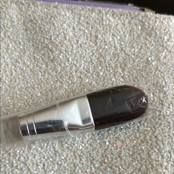 Clinique Makeup 4pc Set - Picture 3 of 9